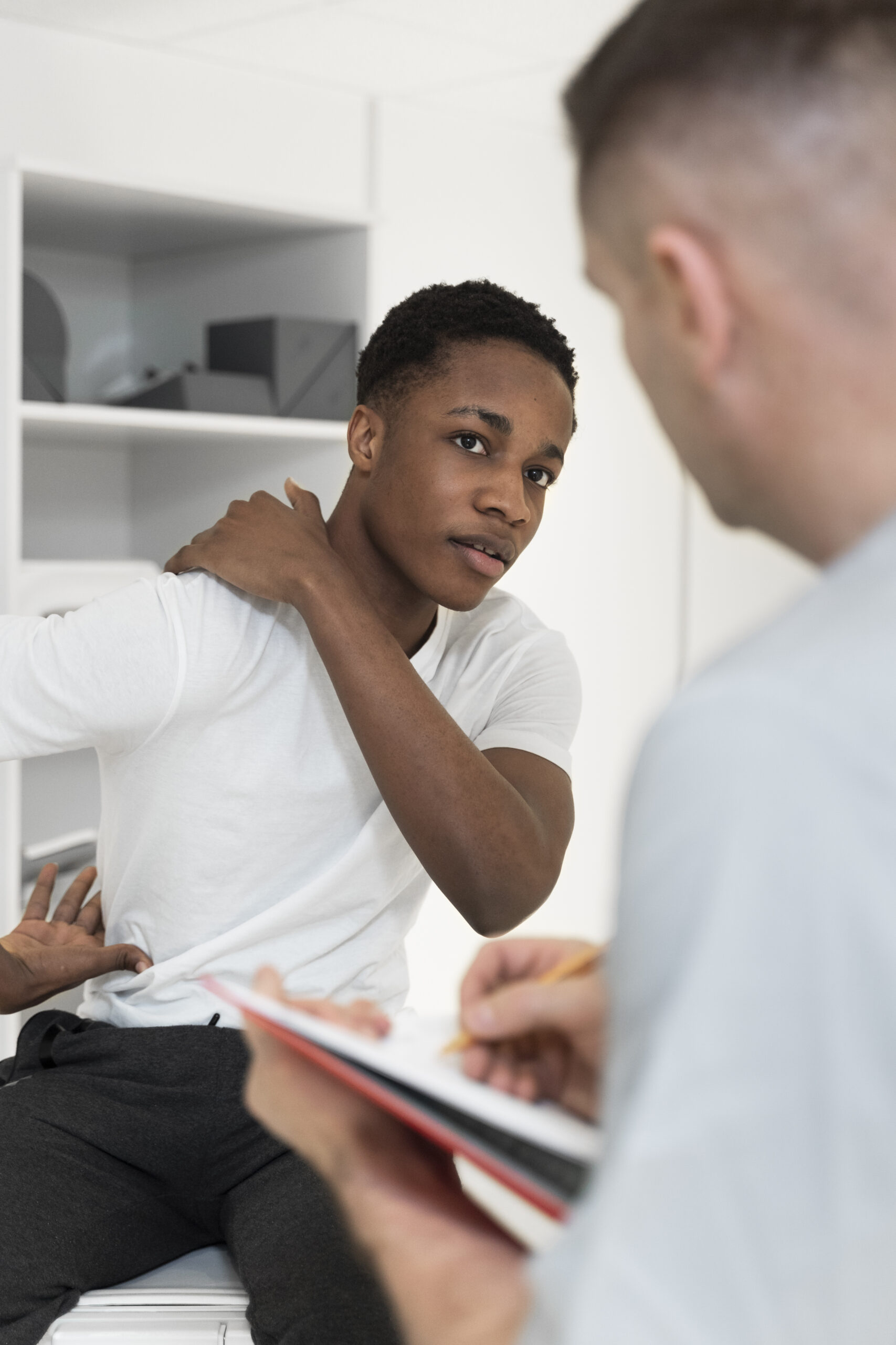 nurse-taking-notes-about-patient-s-pain